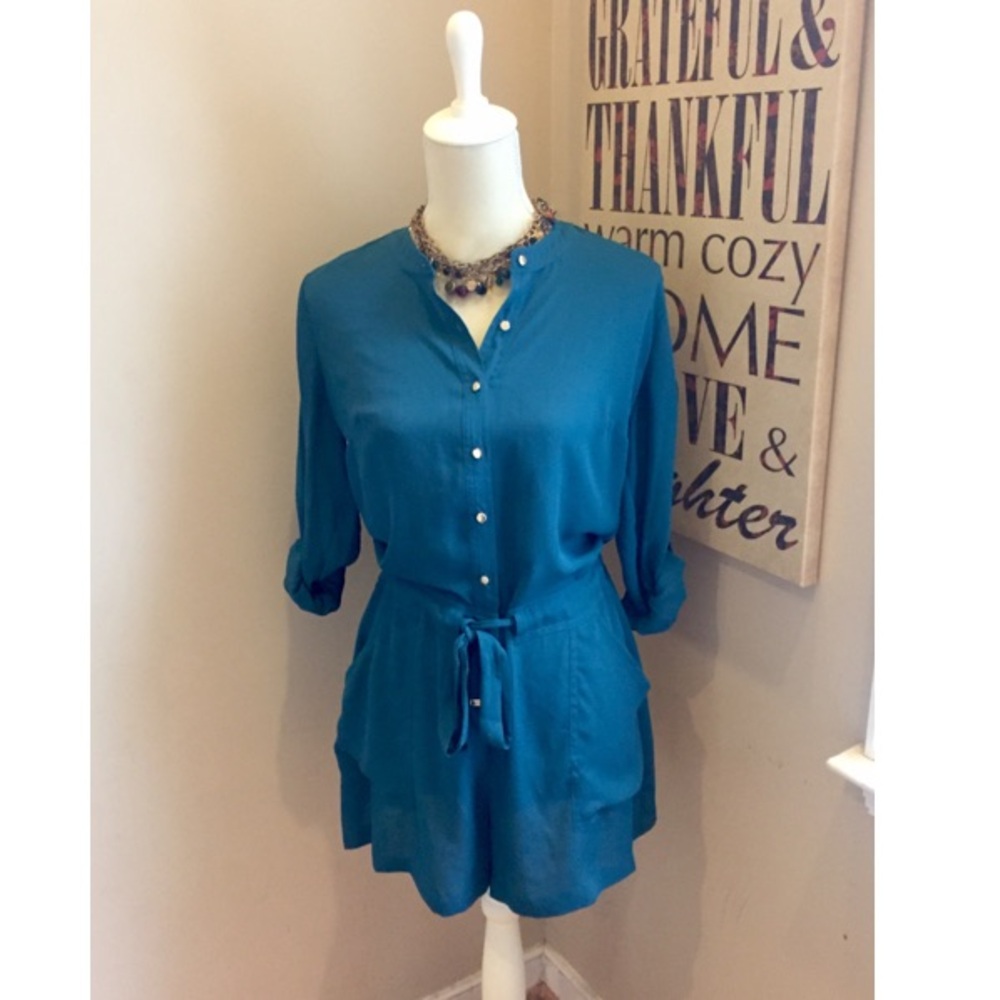 CLOSET TEMPORARILY CLOSING IN JANUARY‼️
 🦋Jennifer Lopez Teal Romper